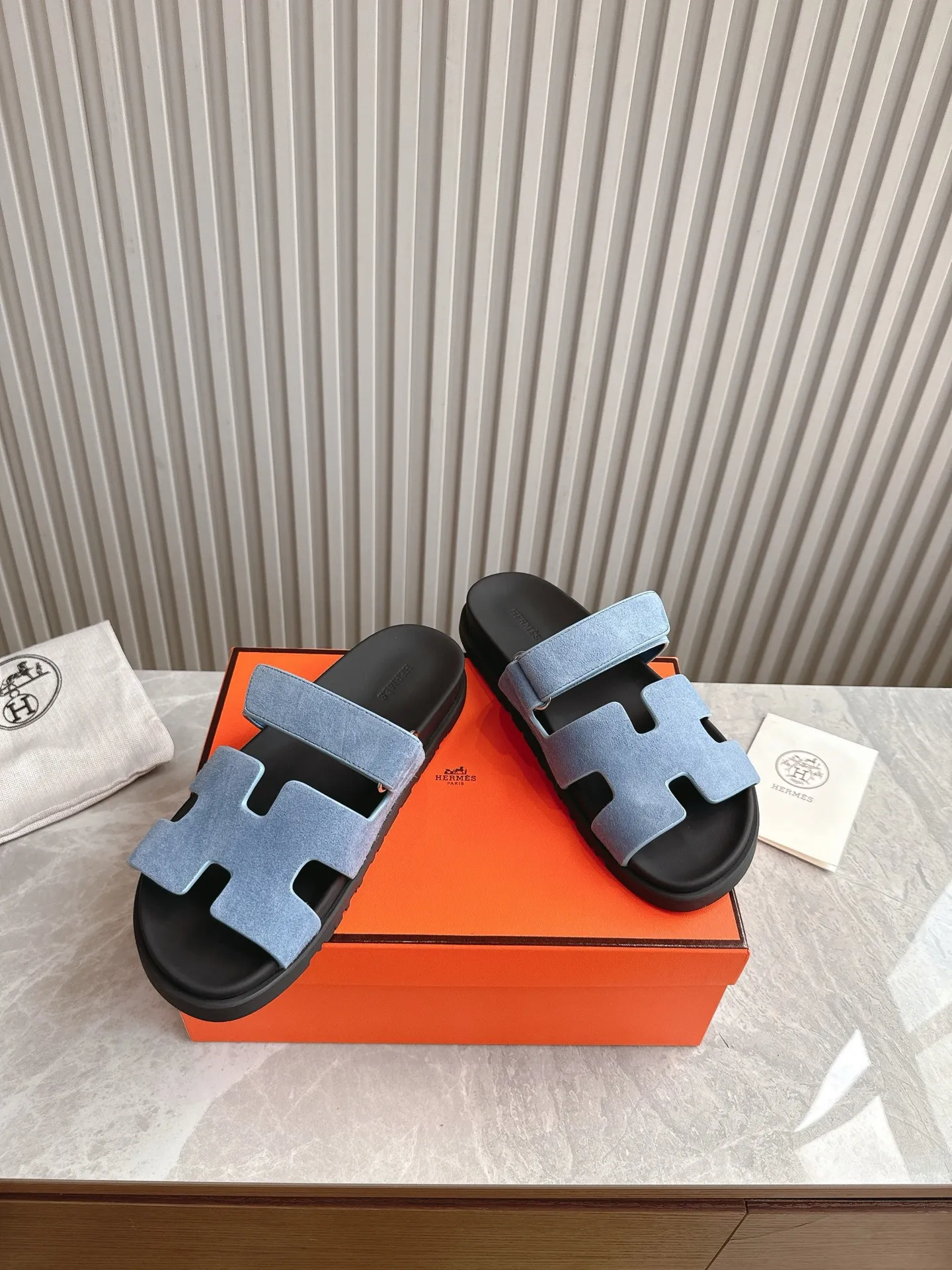 p480🐮🐮Couple model (top version) H family 2024 spring and summer new style HERMES Hermes' recently popular couple model pig nose angle sandals and slippers, paired with various colorful socks, popular. Upper: imported original deerskin (the genuine leather edging is not ordinary super migration). Lining: imported genuine leather. Outsole: Tpu non-slip and wear-resistant outsole. Size: Female 35-42 (40/42 non-returnable and non-exchangeable) Male size: 39-45 (45 non-refundable and non-exchangeable)